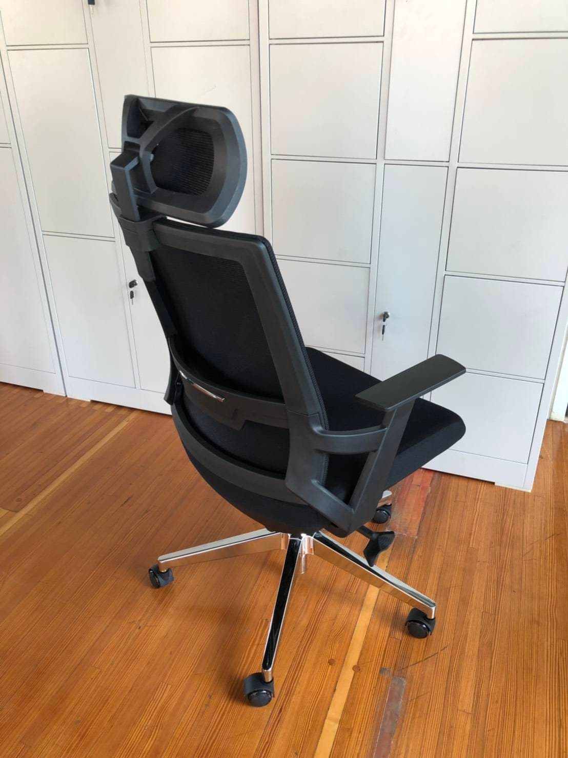 เก้าอี้ตาข่าย มีหมอน ผ้าตาข่ายสีดำ ขาโครเมี่ยม