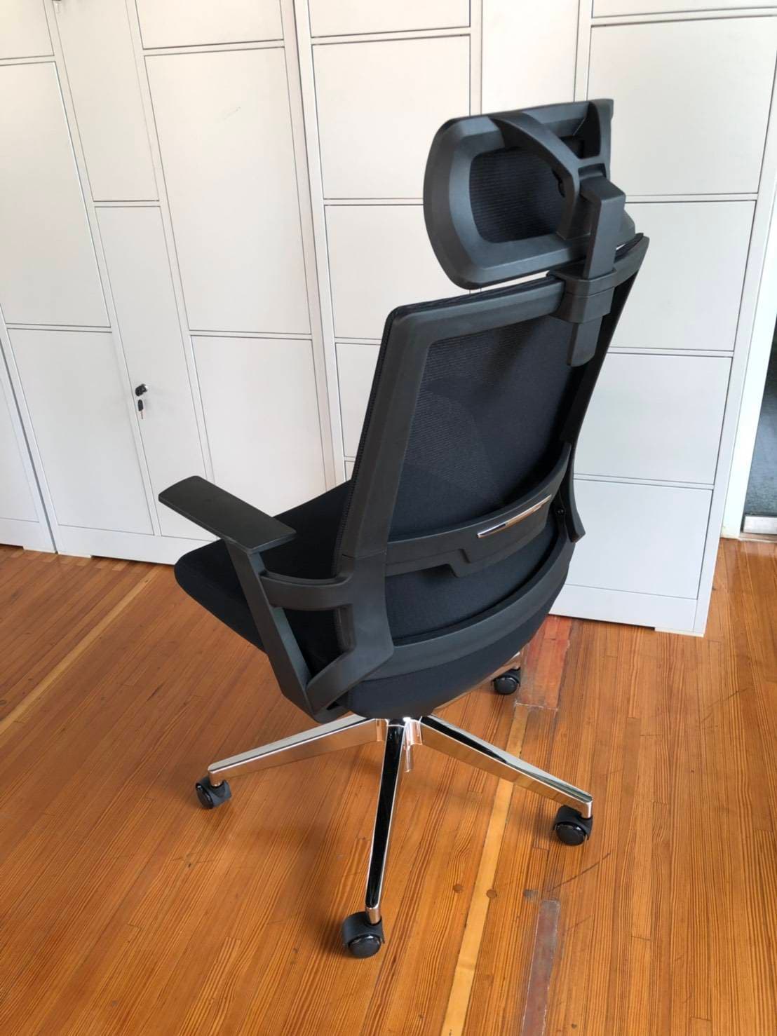 เก้าอี้ตาข่าย มีหมอน ผ้าตาข่ายสีดำ ขาโครเมี่ยม