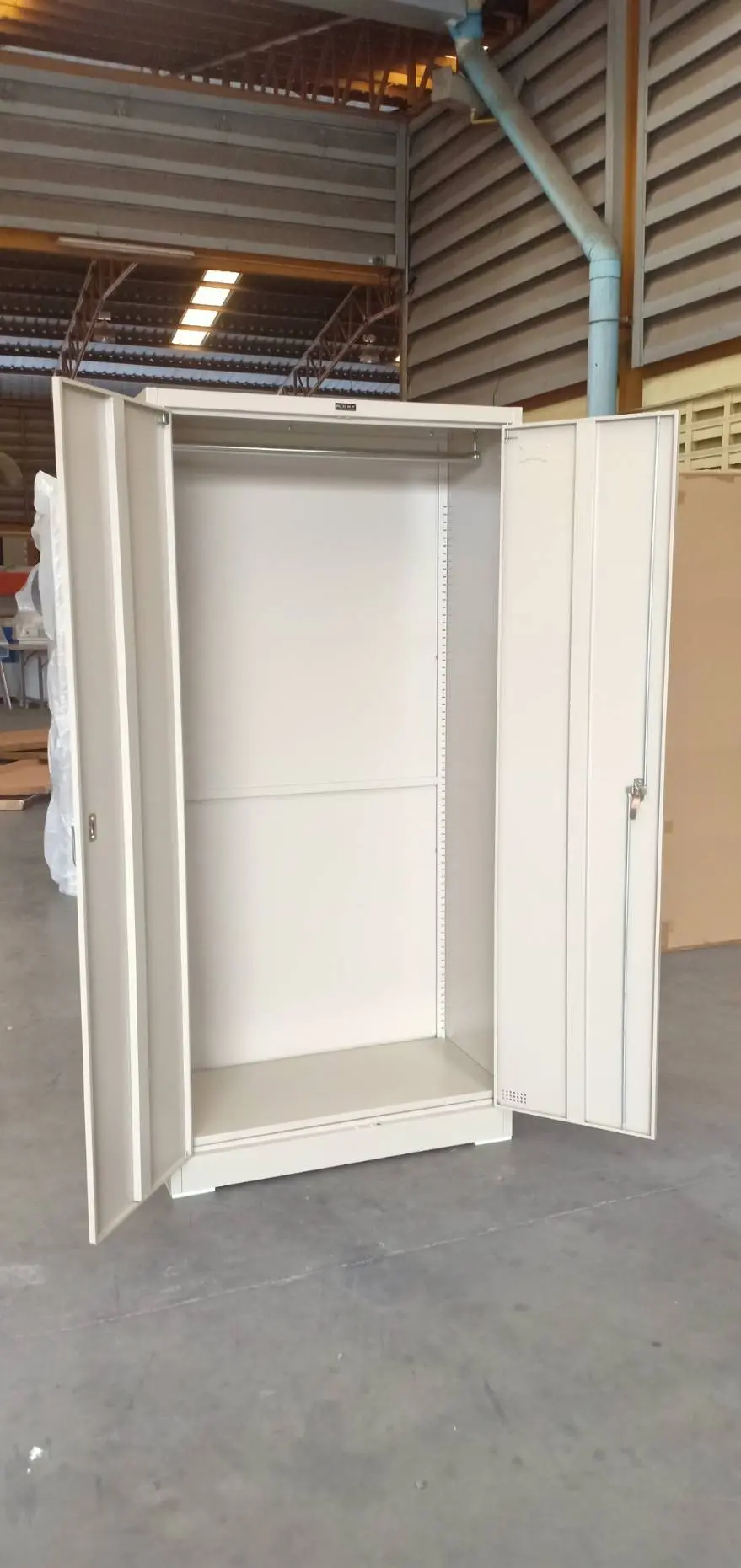 ตู้เหล็กบานเปิดทึบ มือจับบิด(เขาควาย)