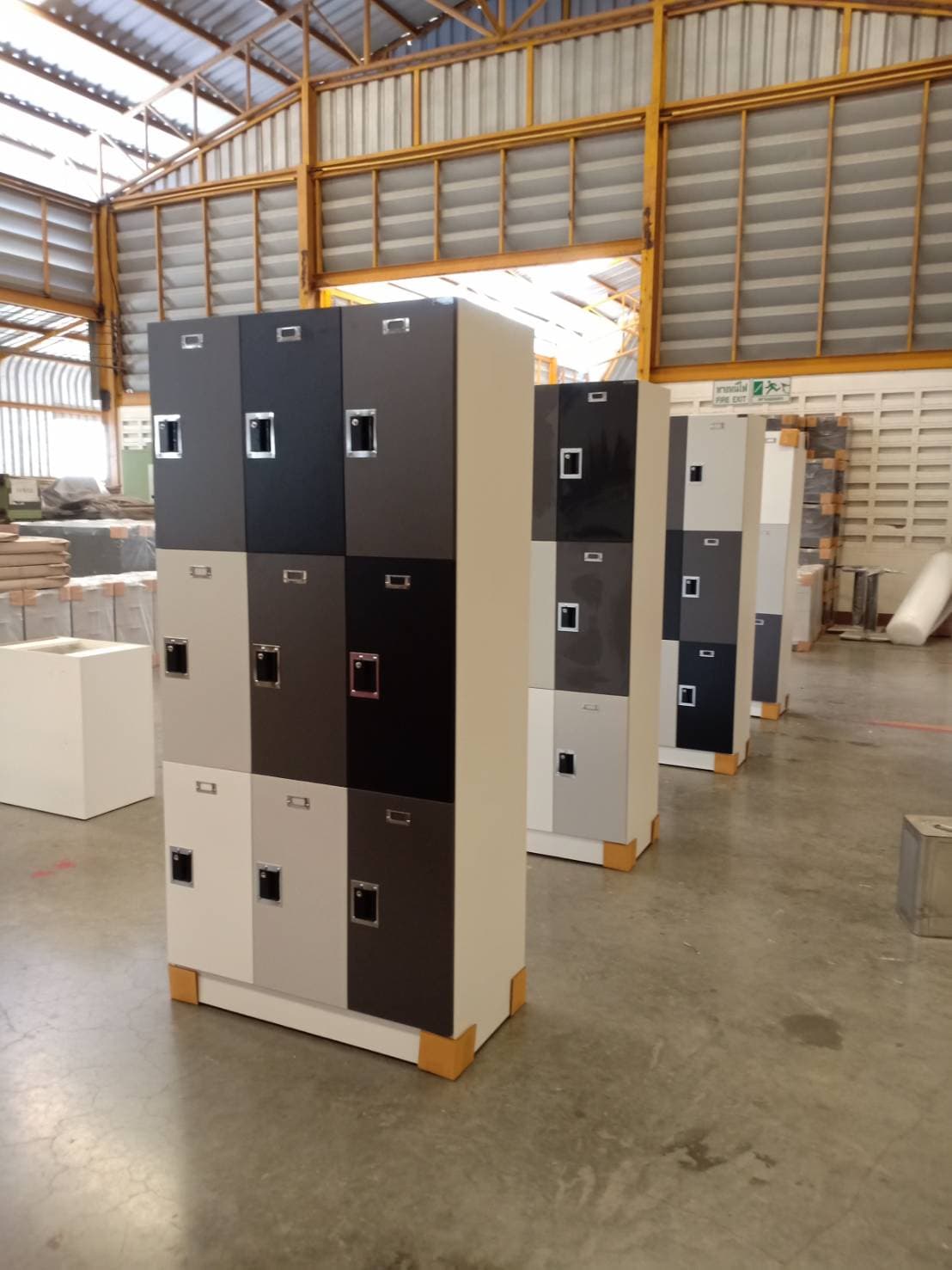 ตู้ล็อคเกอร์ไม้ 9 ช่อง