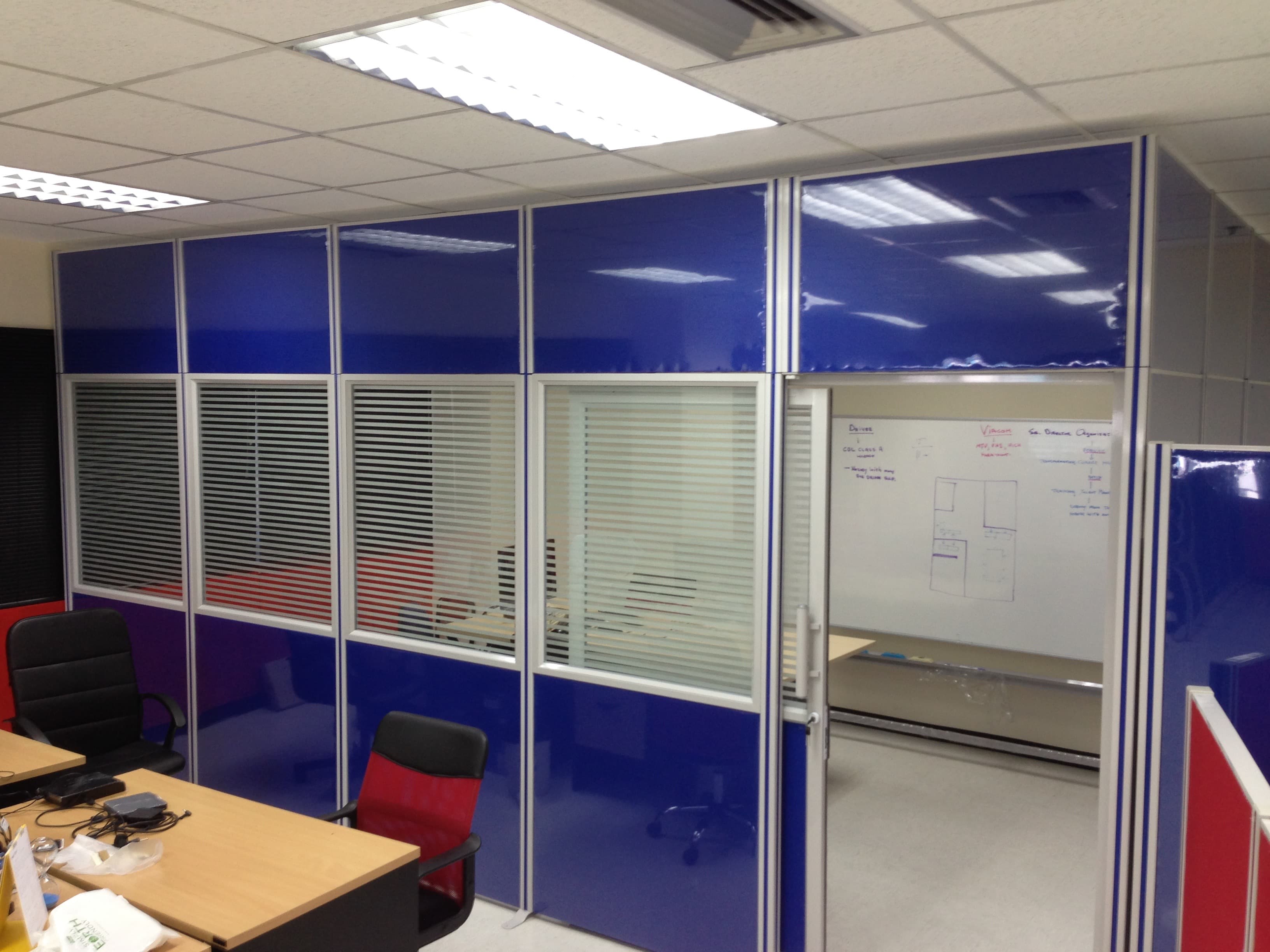 พาทิชั่นรุ่น 5 ครึ่งกระจกขัดลาย ขนาดความสูง 180 cm