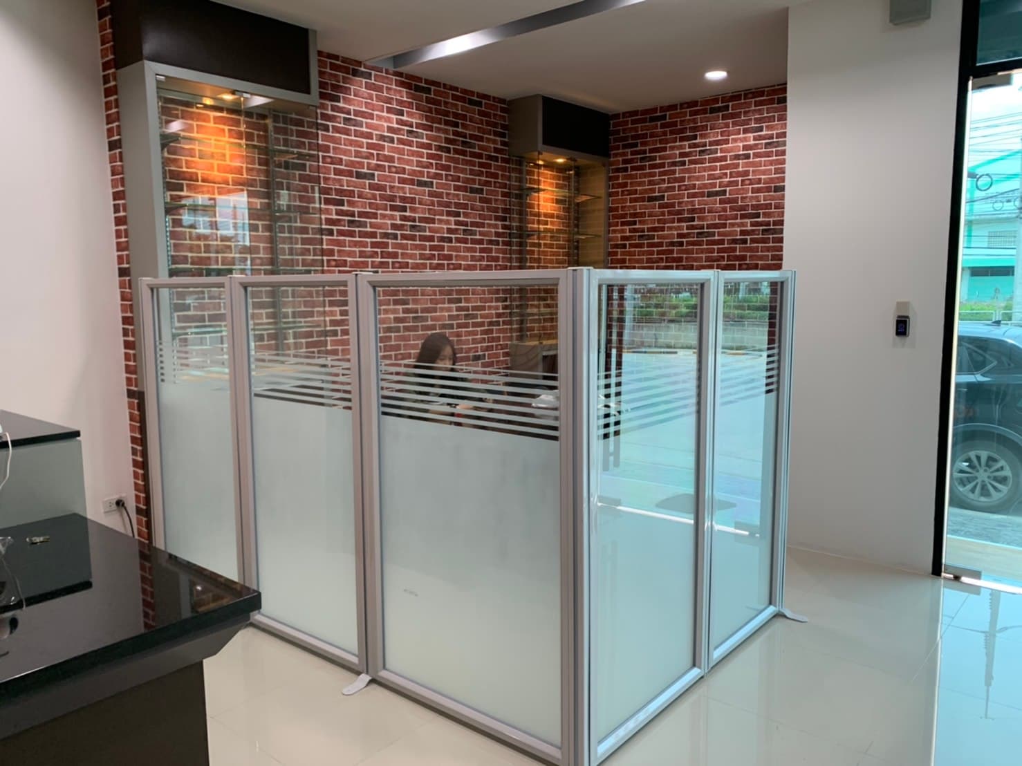 พาทิชั่นรุ่น 5 ครึ่งกระจกขัดลาย ขนาดความสูง 180 cm