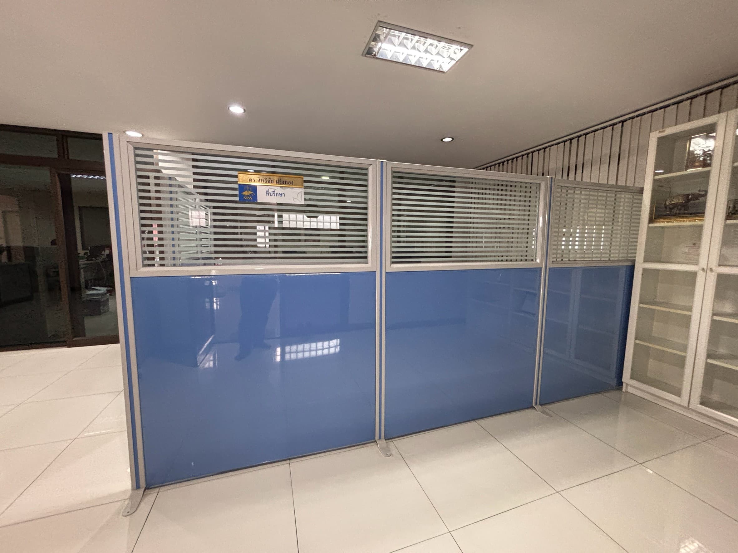 พาทิชั่นรุ่น 5 ครึ่งกระจกขัดลาย ขนาดความสูง 180 cm