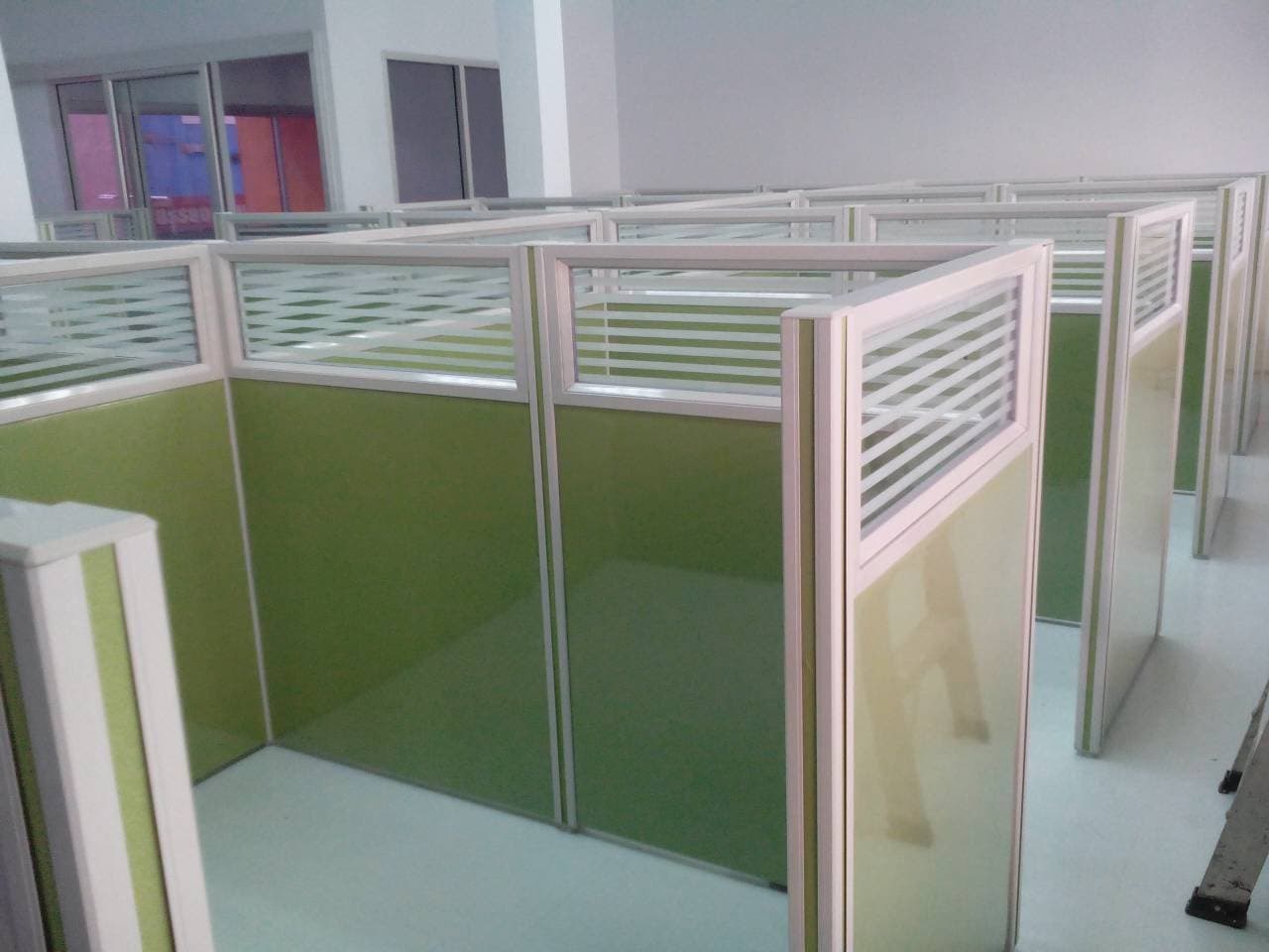 พาทิชั่นรุ่น 5 ครึ่งกระจกขัดลาย ขนาดความสูง 180 cm