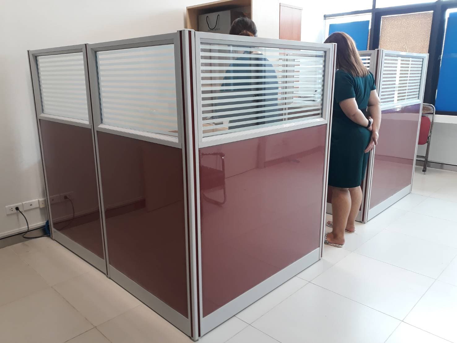 พาทิชั่นรุ่น 5 ครึ่งกระจกขัดลาย ขนาดความสูง 180 cm